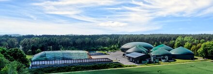 Zuschlag für die Biogasanlage - was jetzt? Eine Biogasanlage, daneben eine Sammelfläche für die BGA-Rohstoffe