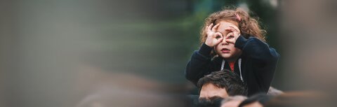 Ochnö, leider konnten wir die gesuchte Seite nicht finden. Kleines Mädchen auf den Schultern ihres Vaters blickt suchend um sich.