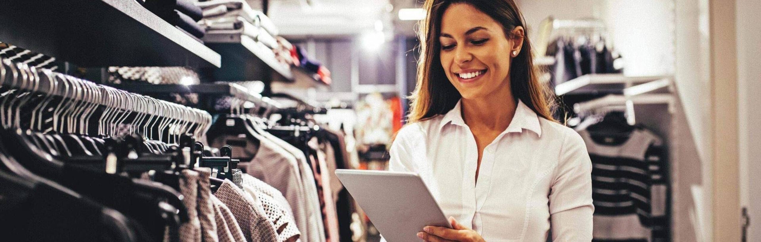 Eine Frau inszeniert die Kleidungsauslage für den Verkauf per App