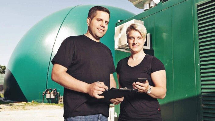 Energiewirt Helmers und Frau vor Biogasanlage