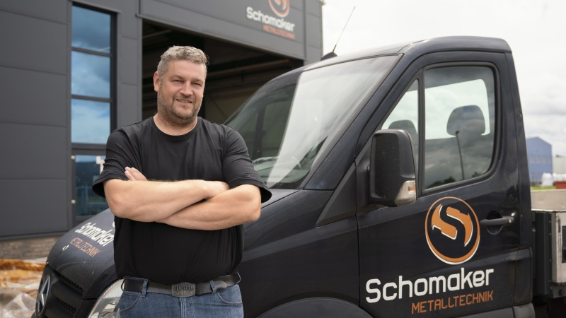Dirk Schomaker, der Geschäftsführer der Schomaker Metalltechnik GmbH, vor einem Firmenwagen