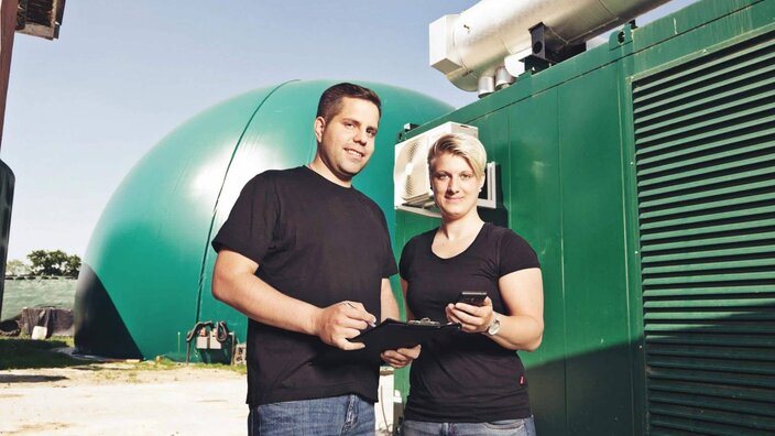 Energiewirt Helmers und Frau vor Biogasanlage