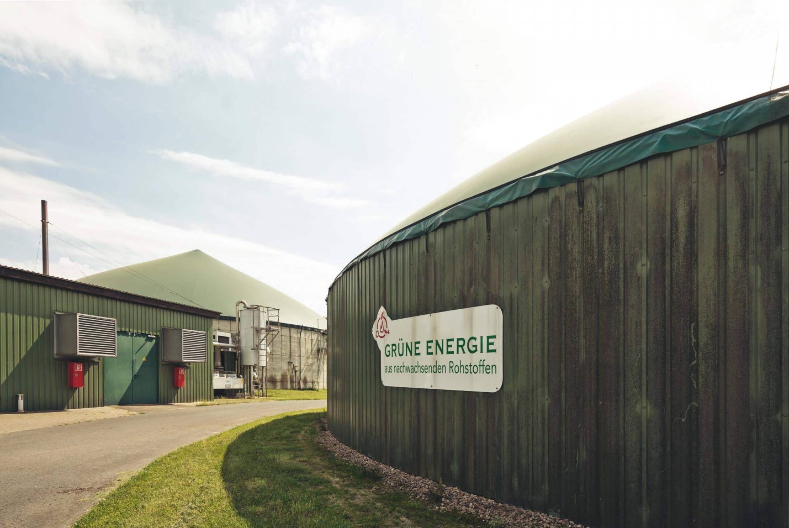 Ansicht Biogasanlage mit Schild - Grüne Energie aus Rohstoffen