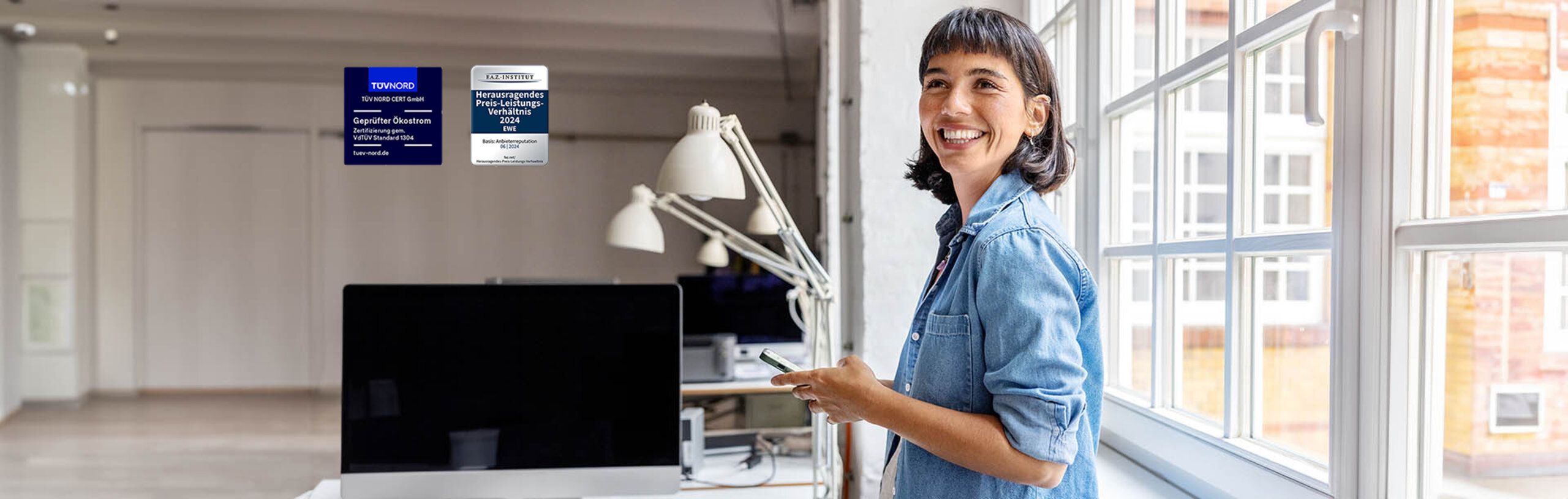 Eine junge, lächelnde Frau in einem Büro