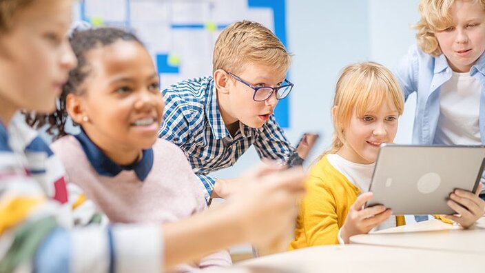 Schüler bei der digitalen Arbeit im Unterricht