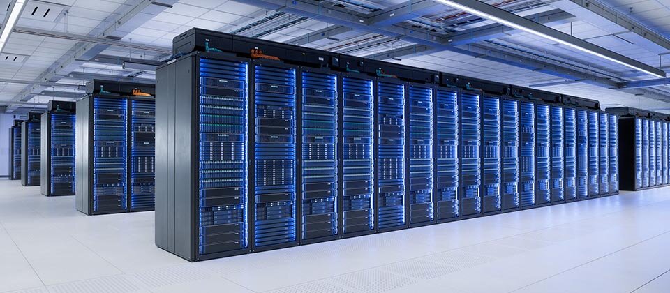 Ein hell erleuchtetes Rechenzentrum mit blau beleuchteten Serverschränken