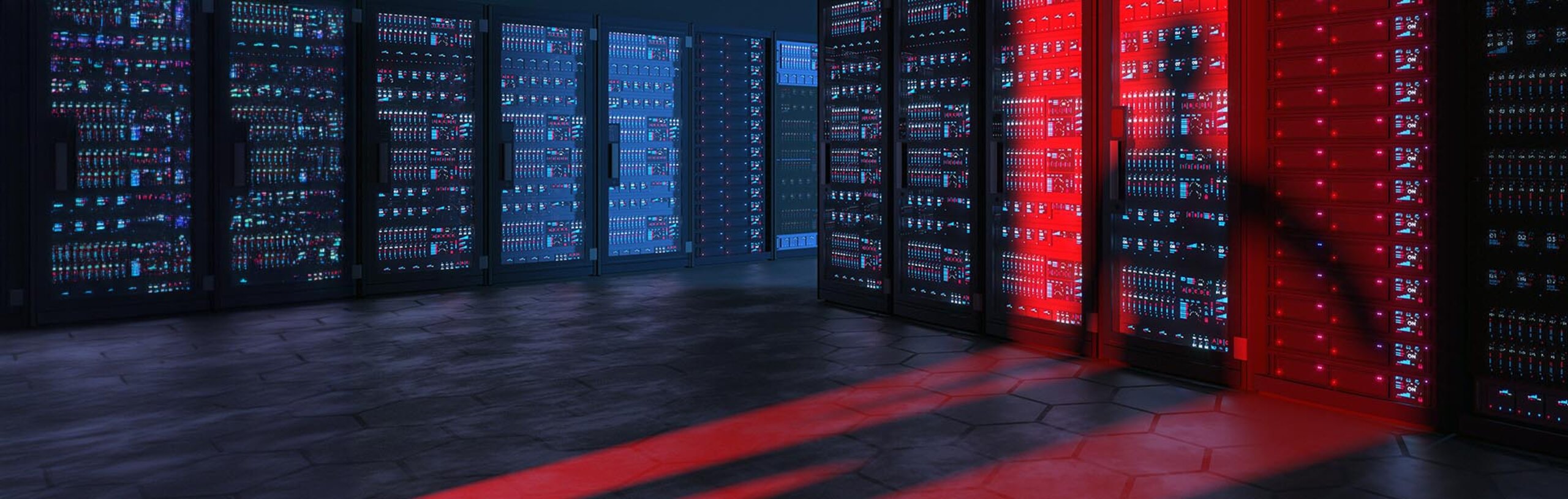 Ein Serverraum, in dem ein Schatten einer Person auf rot beleuchtete Server fällt