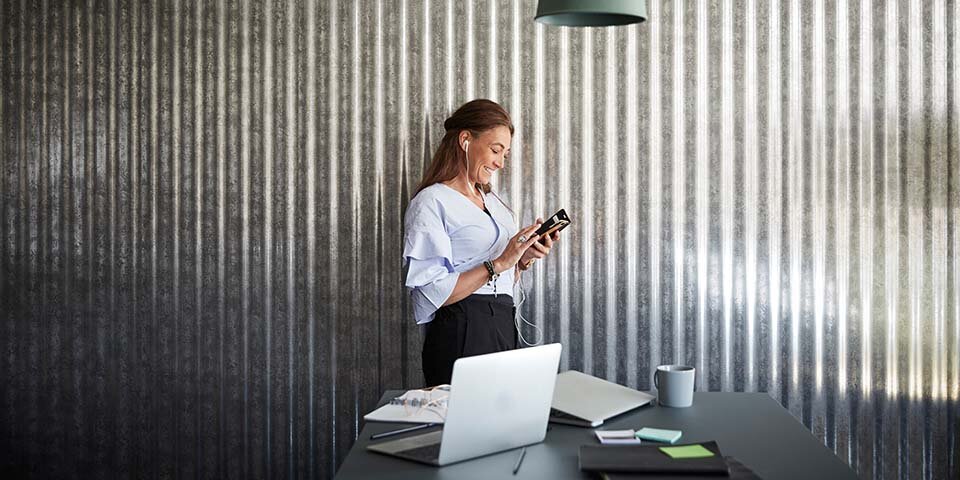 Mitarbeiterin in einem modernen hellen Büro 