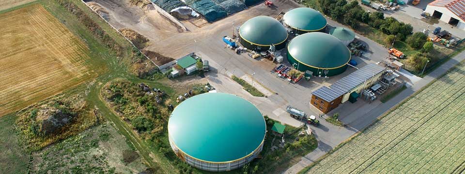 Eine Energie- und Landwirtschaft mit mehreren Biogasanlagen-Fermentern aus der Luft