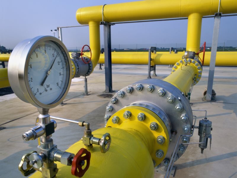 Gelbe Erdgasleitungen und ein Manometer