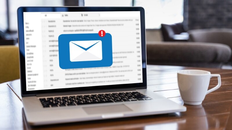 Ein Bildschirm mit einem E-Mail-Symbol