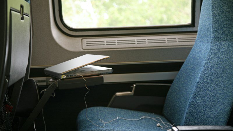Ein unbewachtes Laptop auf einem Zugsitz