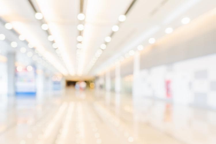 Ein großer hell erleuchteter Gang in einem Gebäude