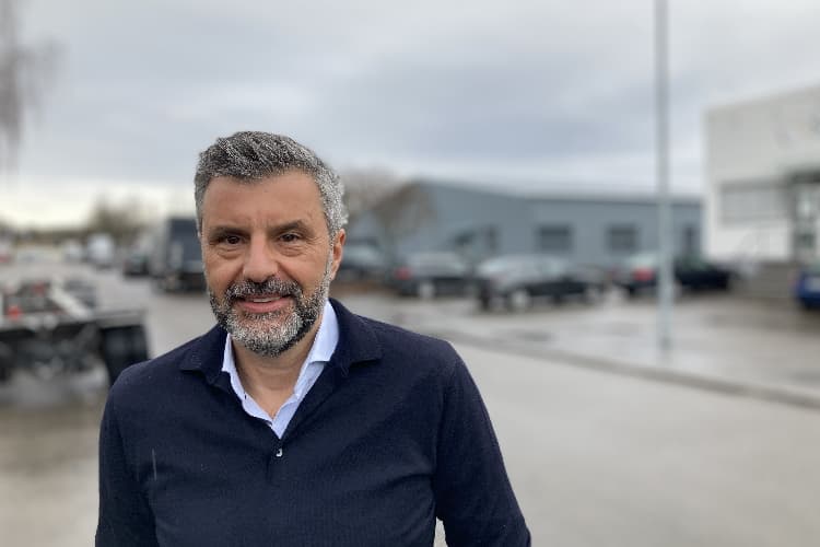 Geschäftsführer artform Ume Eisenmann auf seinem Firmengelände