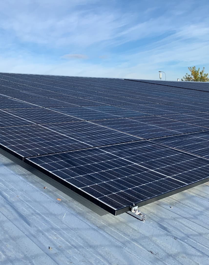 PV Anlage auf dem Dach einer Halle der artform GmbH & Co. KG