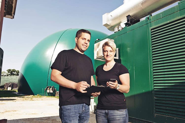 Hauke Helmers mit Frau vor seiner Biogasanlage