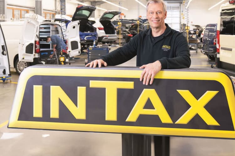 Mitarbeiter der  INTAX Innovative Fahrzeuglösungen GmbH