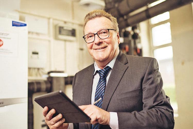 Ottmar Meyer, Geschäftsführer der Firma Meyer Hausverwaltung, mit Tablet