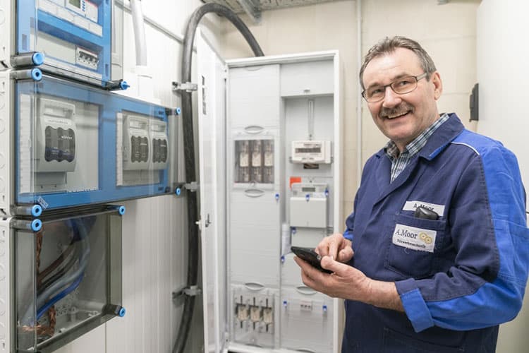 Ein Techniker von A. Moor Feinwerkmechanik