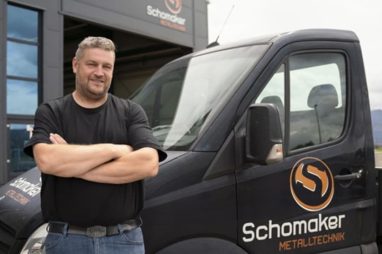 Dirk Schomaker Geschäftsführer Schomaker Metalltechnik GmbH vor seinem Firmengebäude