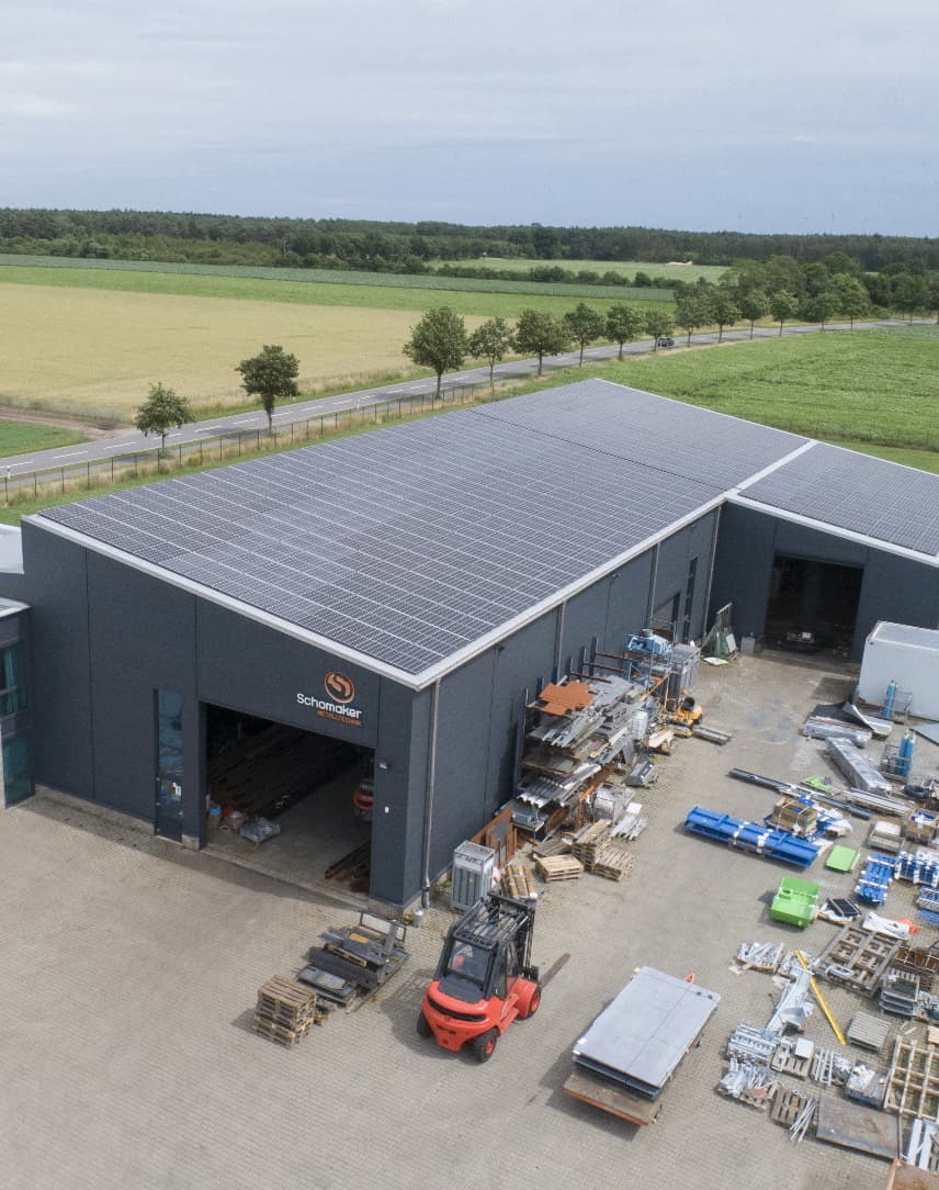 Firmengebäude Schomaker Metalltechnik GmbH aus der Vorgelperspektive mit PV Anlage