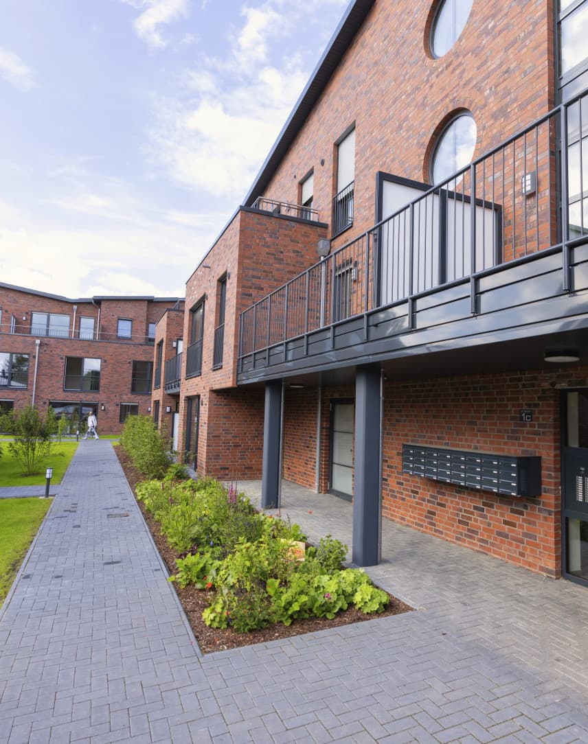 Eine Wohnanlage aus roten Backsteinen