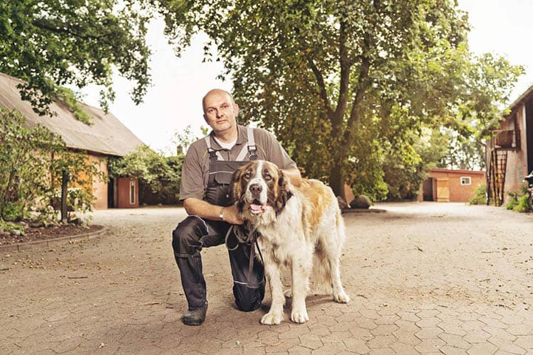 Carsten Wolters kniend mit Hund