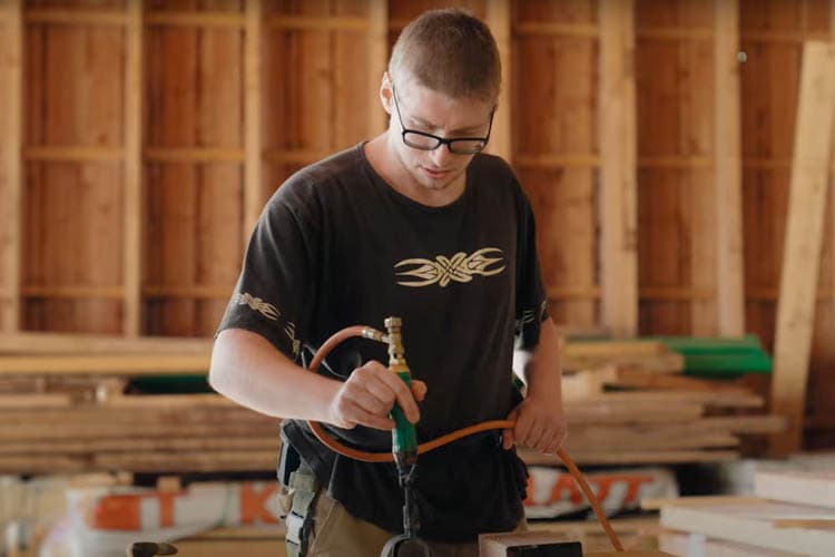 Eine Person der Lebenshilfe Lüneburg-Harburg arbeitet in einer Werkstatt.