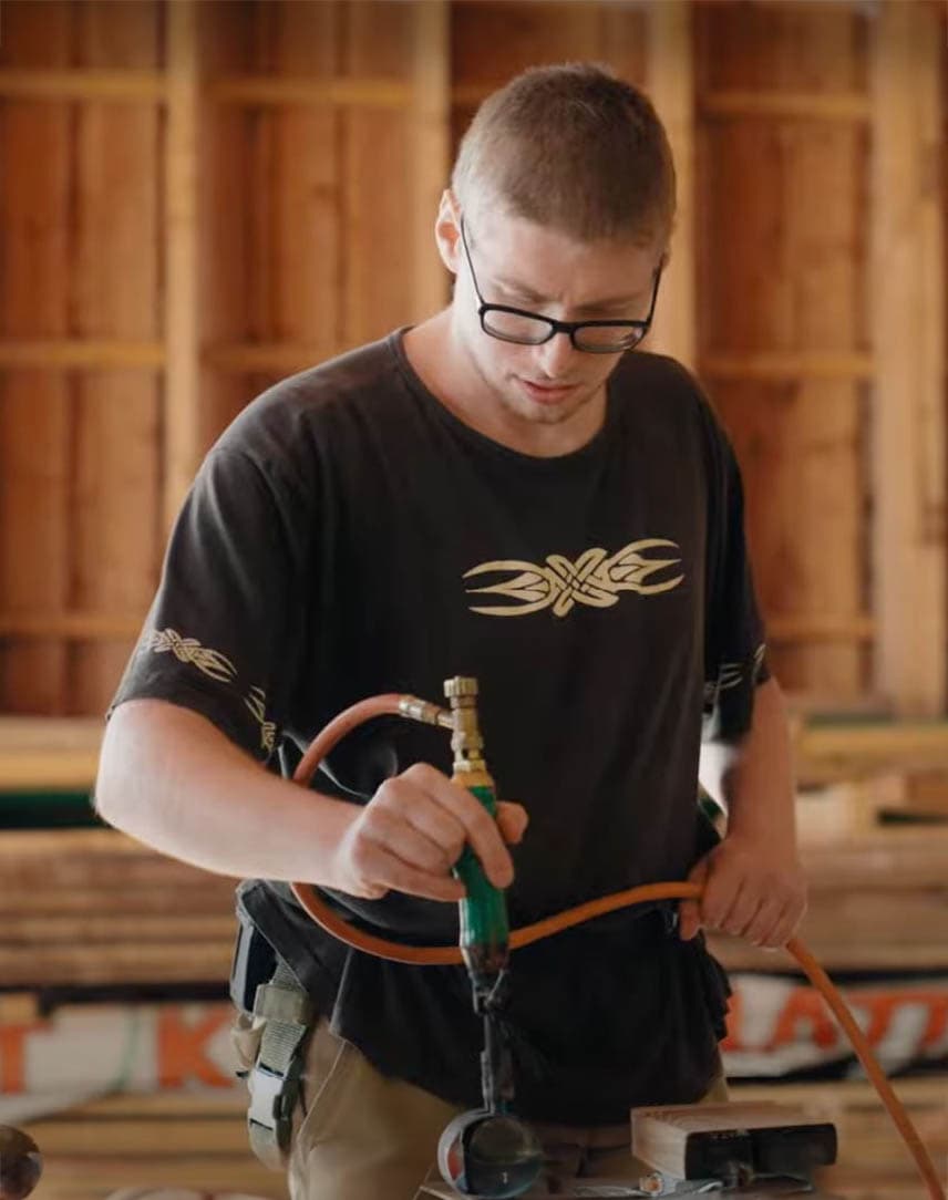 Eine Person der Lebenshilfe Lüneburg-Harburg arbeitet in einer Werkstatt.