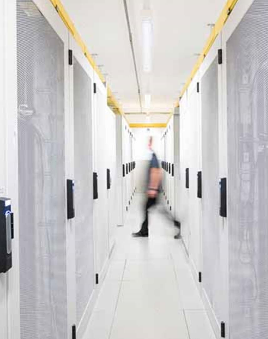 Serverraum mit Mitarbeiter im Gang