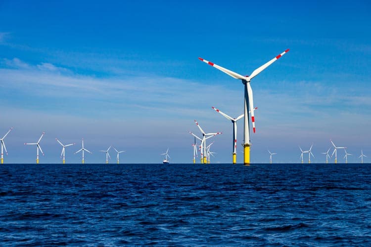 Ein Windpark auf hoher See
