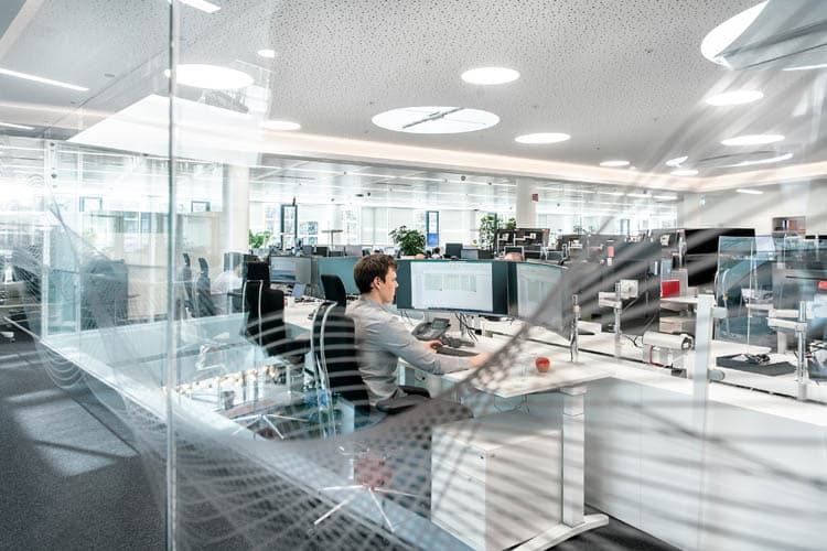 Ein hell erleuchtetes, modernes Büro
