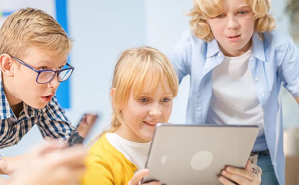 Engagierte Schülerinnen und Schüler vor einem digitalen Arbeitsplatz