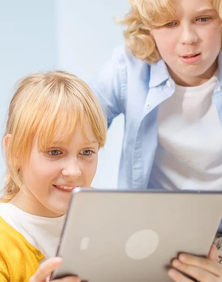 Engagierte Schülerinnen und Schüler vor einem digitalen Arbeitsplatz