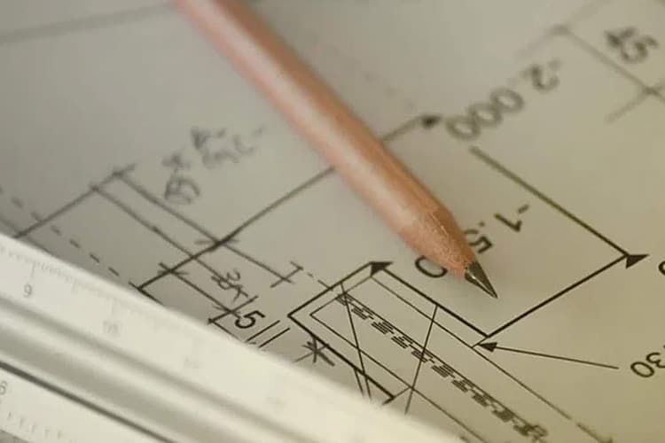 Bauplan und Bleistift