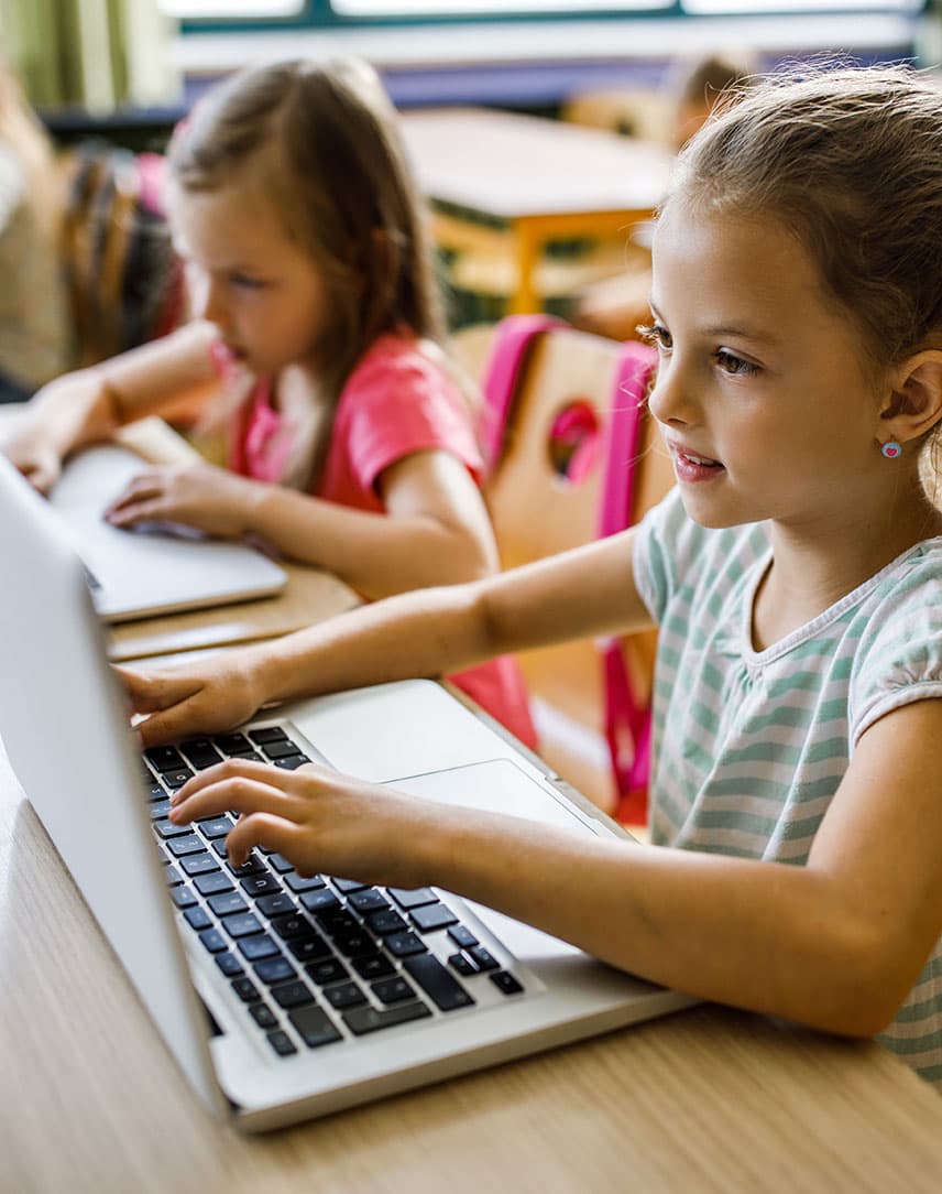 Kinder in einer Klasse vor Computern