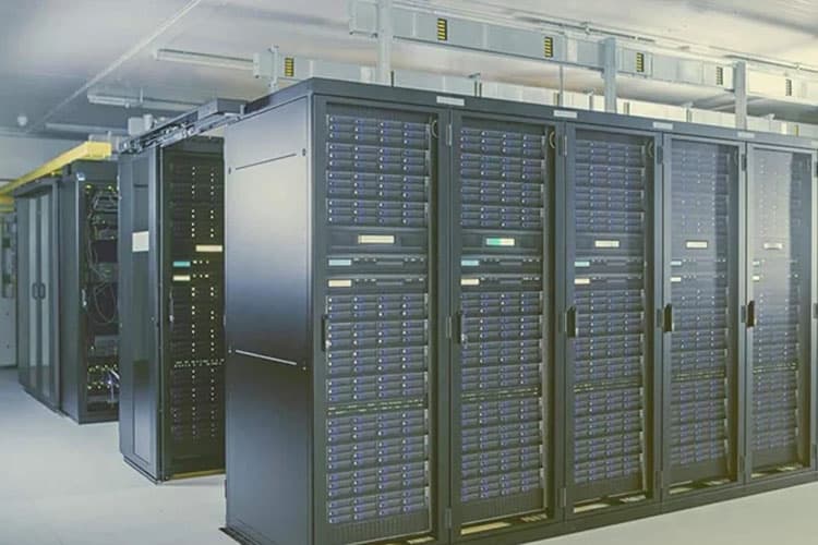 Ein Raum mit Servern