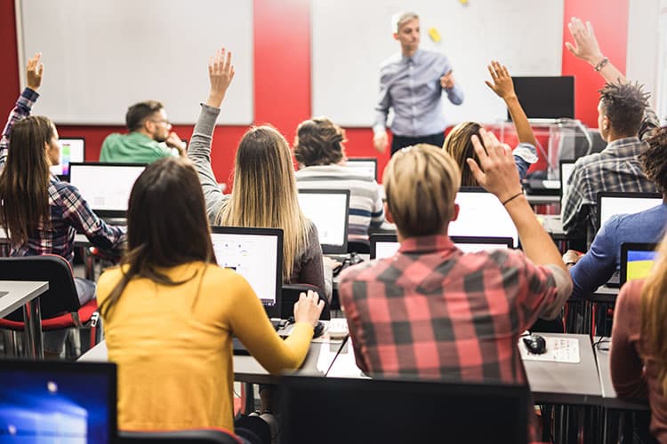 Digitalunterricht mit jungen Menschen