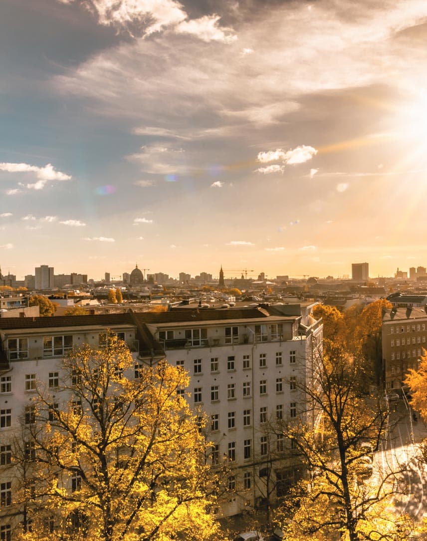 Eine Stadtansicht im Sonnenlicht aus der Luft