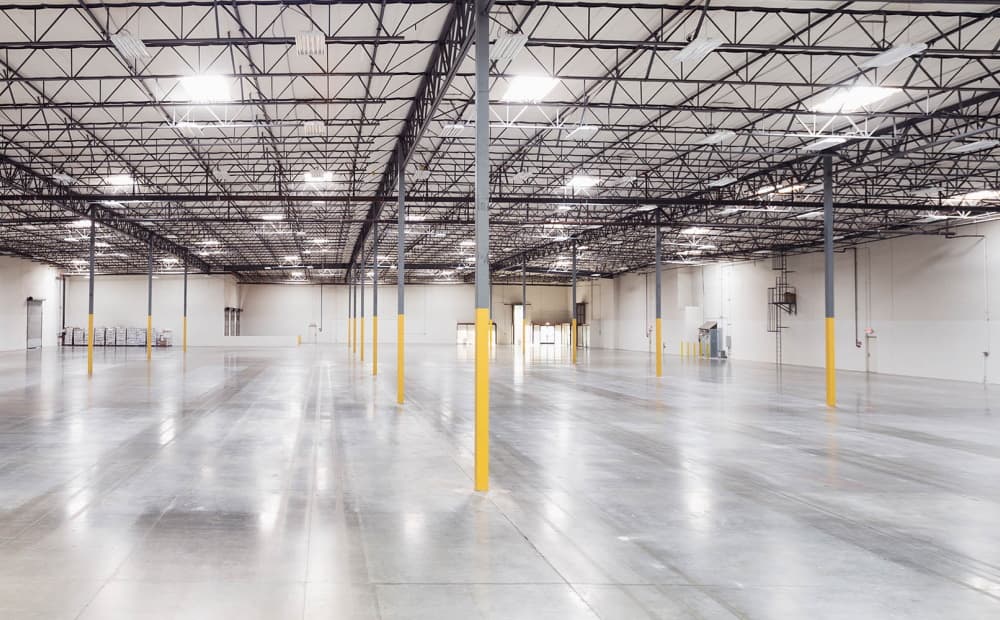 Eine sehr gut beleuchtete leere Halle