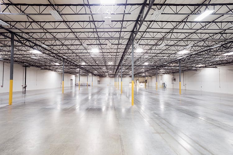 Eine sehr gut beleuchtete leere Halle