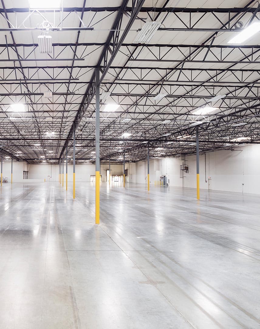 Eine sehr gut beleuchtete leere Halle