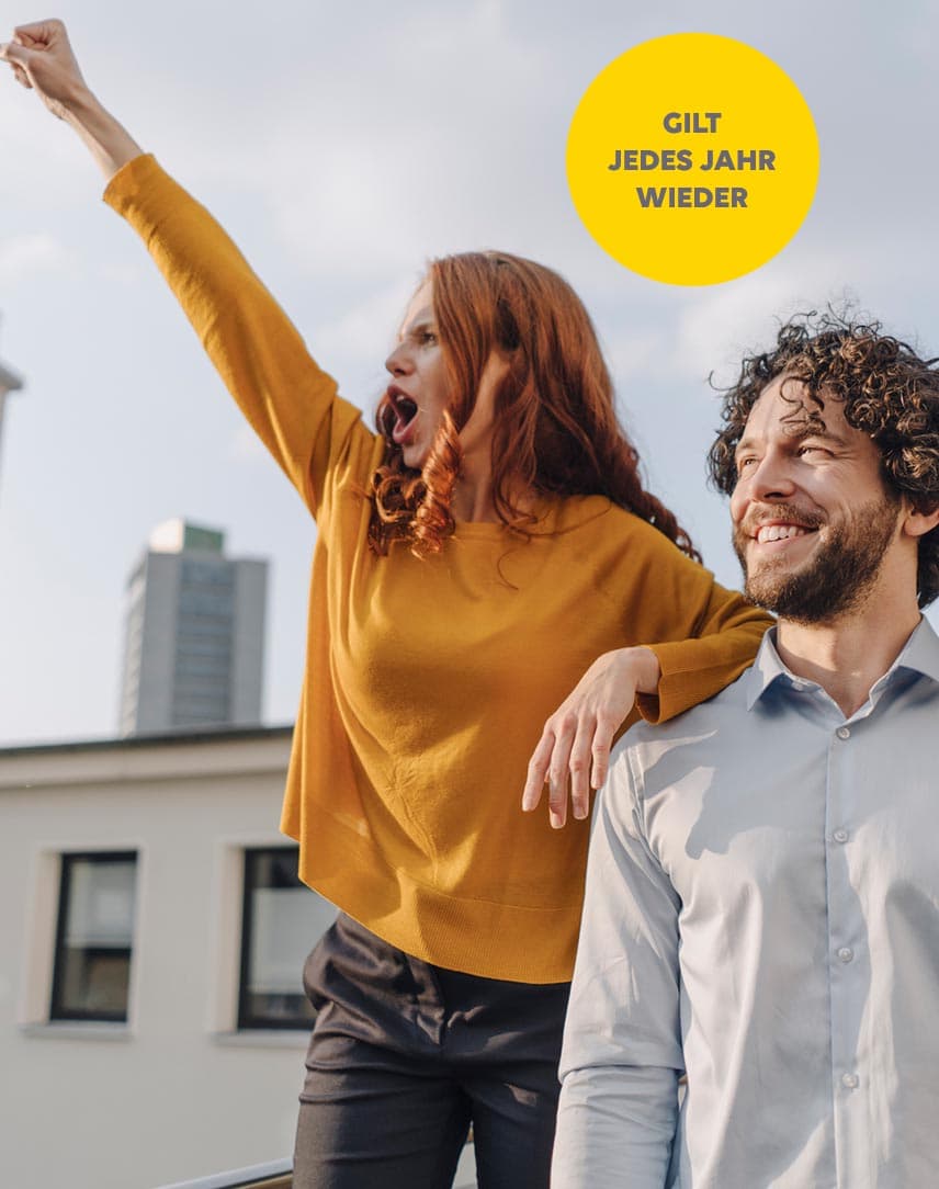 Eine Frau reckt die Faust, daneben ein Mann, beide freuen sich