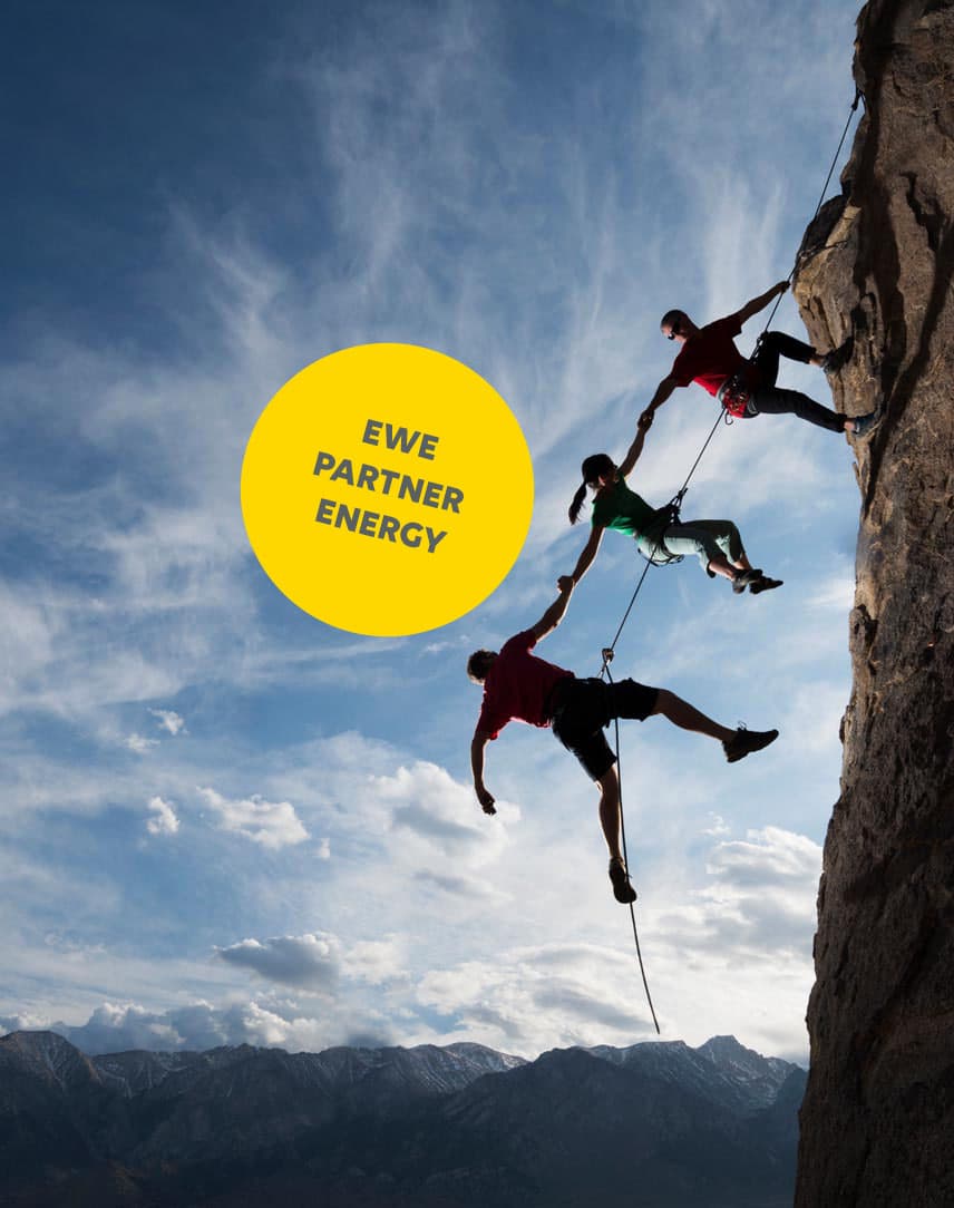 Eine Seilschaft an einem Felsen im Gebirge