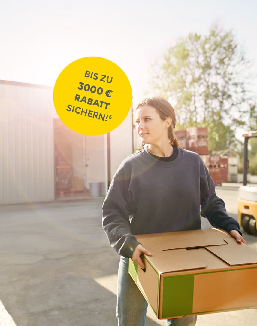 Eine junge Frau räumt einen Karton in einen LKW, in dem Kisten stehen, im Hintergrund ein Gabelstapler, die Sonne scheint. Darüber ein Text: Bis zu 3.000 € Rabatt sichern!