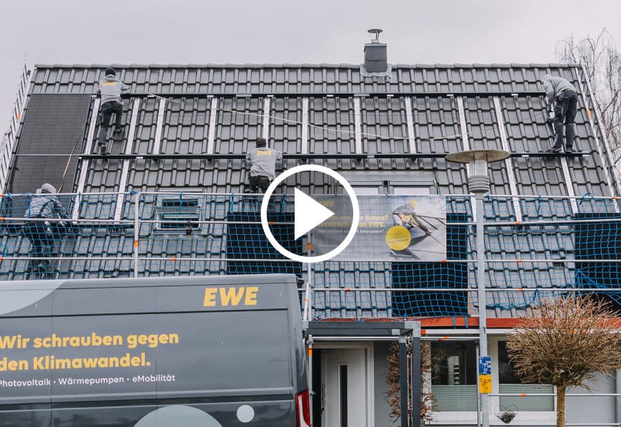 Fachhandwerker installiert Solarmodule auf einem Hausdach