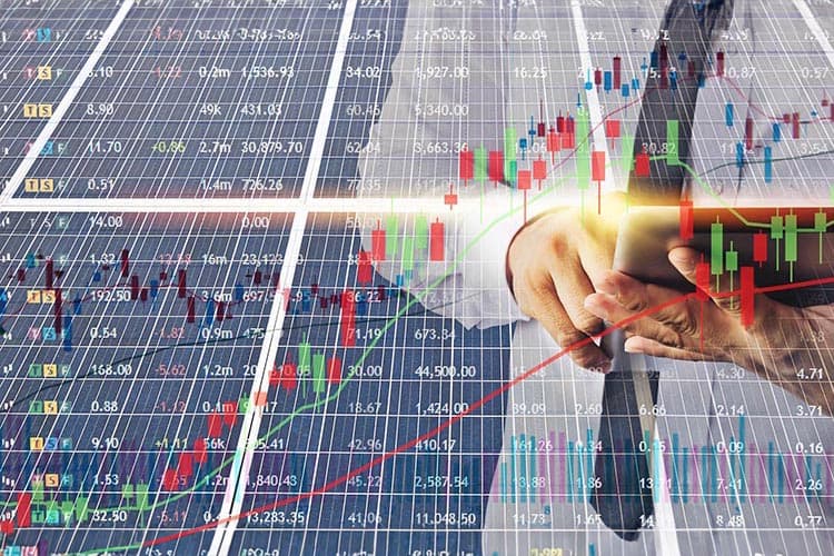 PV-Module, über die gelegt Börsenkurse erscheinen sowie ein Mann mit Schlips, der etwas auf einem Tablet anguckt