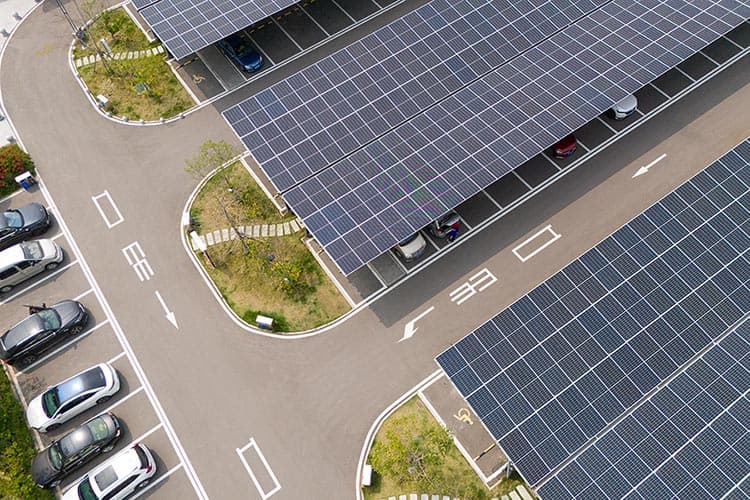 Mehrere große Solar-Carports aus der Luft