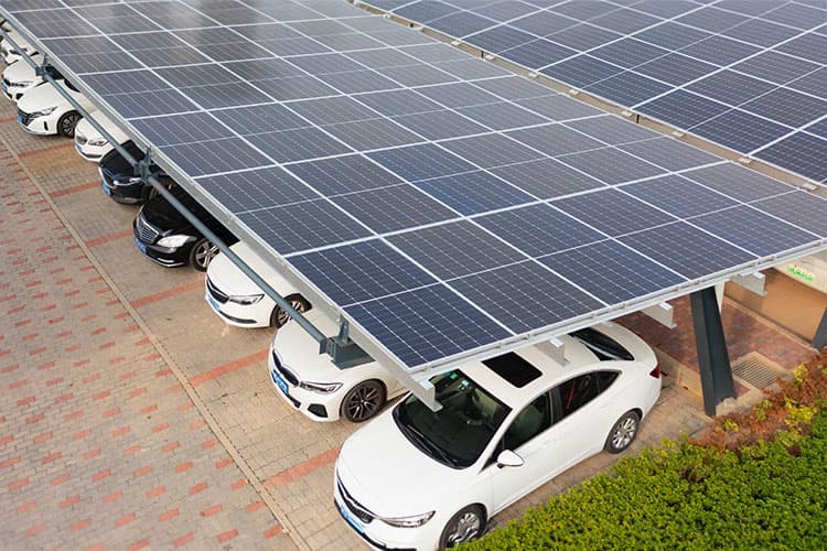 Weiße PKW unter einem Solarcarport