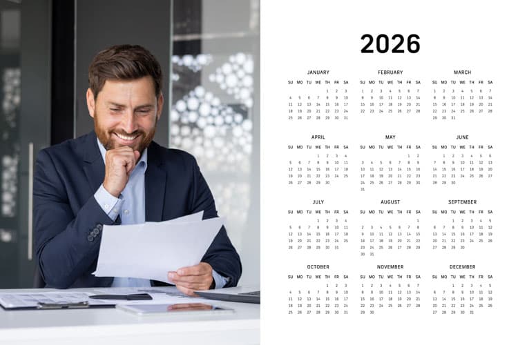 Ein Mann mit Sakko, der Unterlagen ansieht, daneben ein Kalender des Jahres 2026